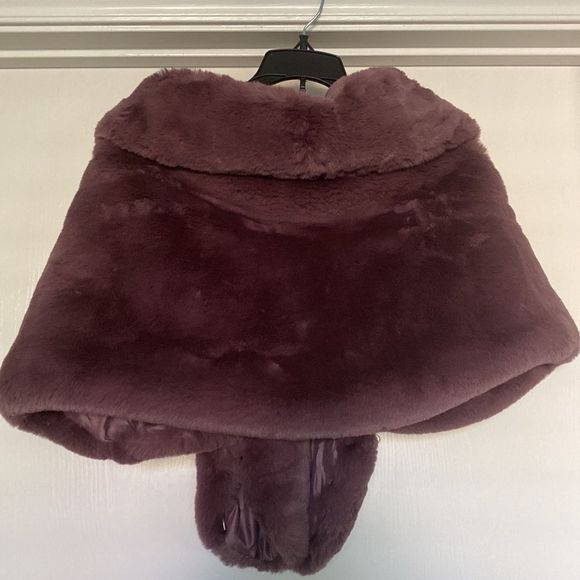 Faux fur Caracilia shawl size small VEUC - Picture 3 of 3